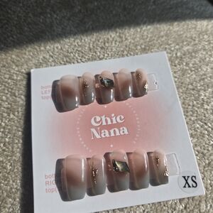 Chic Nana Nude and Gold Press-On Nails XS